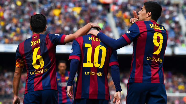 سواريز يحتفل مع زميليه ميسي وتشافي بعد الهدف السادس لبرشلونة