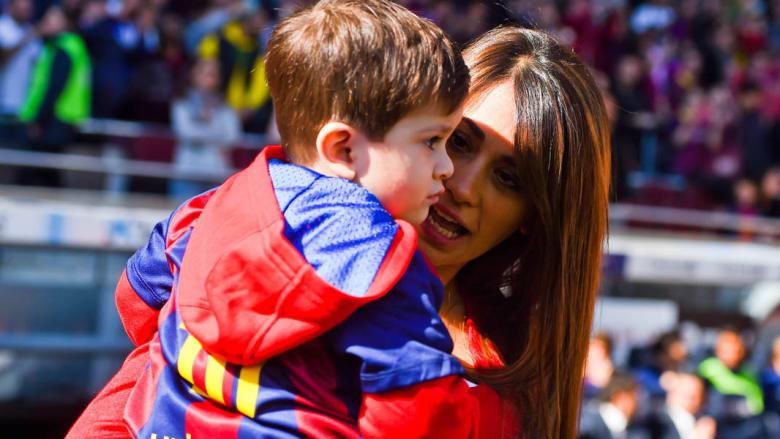 زوجة ميسي تحمل ابنها قبل المباراة بين برشلونة ورايو فاليكانو