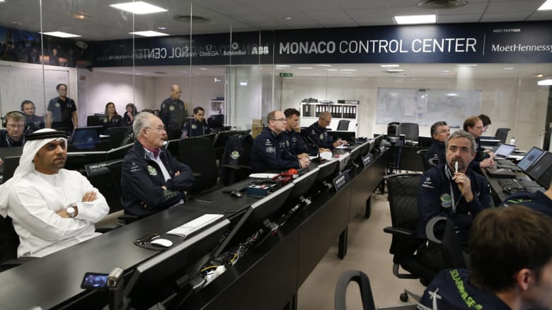 أمير موناكو، ألبير الثاني، وعدد من المسؤولين داخل مركز السيطرة، لمراقبة إقلاع الرحلة التاريخية