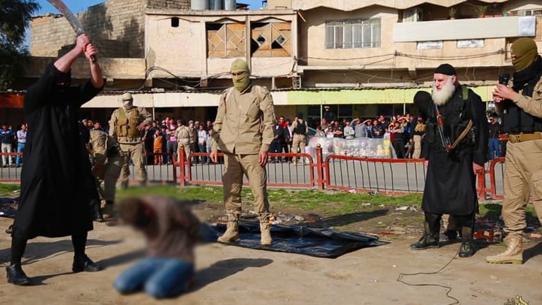 بالصور: داعش يبدأ إعدام المثليين في العراق عبر قطع الرأس بعد "الرمي من الأسطح" و"الرجم" بسوريا