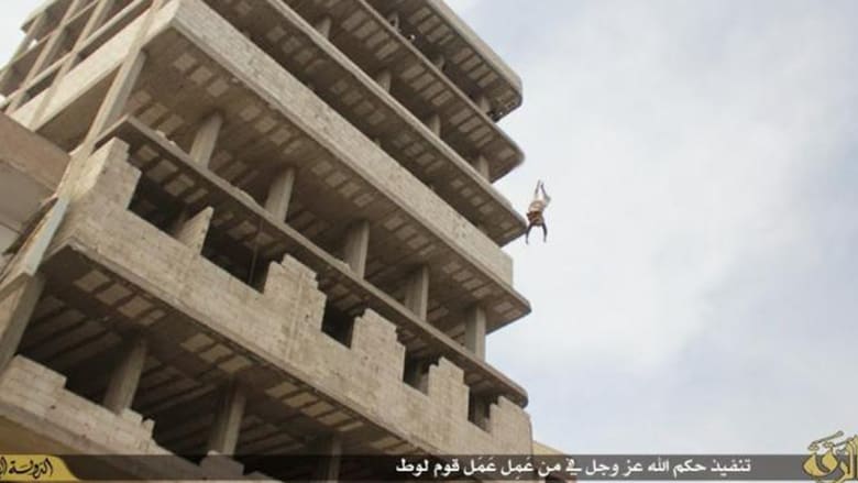 بالصور: داعش يبدأ إعدام المثليين في العراق عبر قطع الرأس بعد "الرمي من الأسطح" و"الرجم" بسوريا