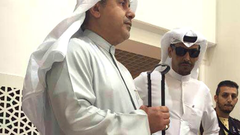 شاهد بالصور: نواب في الكويت يدخلون البرلمان مدججين بالرشاشات والمسدسات