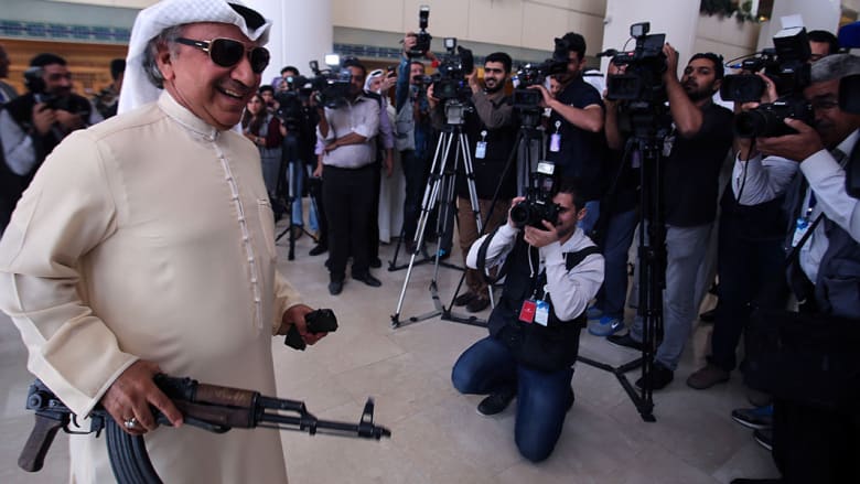 شاهد بالصور: نواب في الكويت يدخلون البرلمان مدججين بالرشاشات والمسدسات