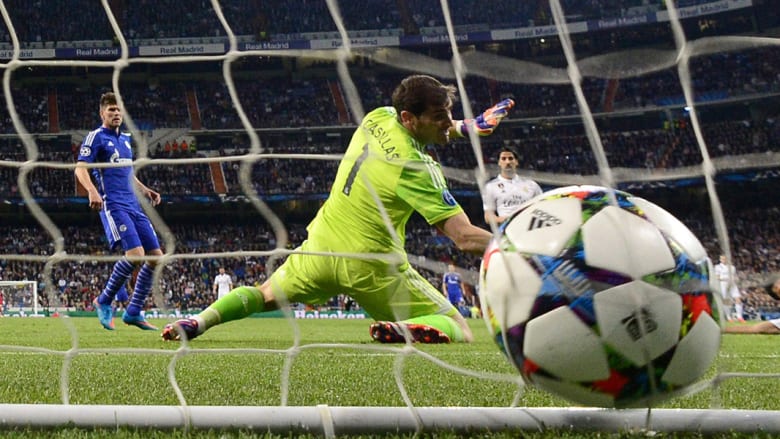 حارس مرمى ريال مدريد يحاول إيقاف الكرة بعد ركلة مرمى من قبل المدافع النمساوي كريستيان فوكس