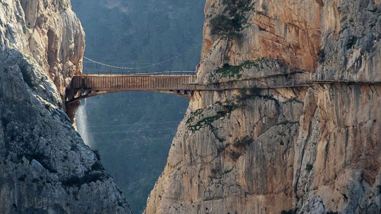 ما هو جسر المشاة الأكثر رعباً في العالم؟