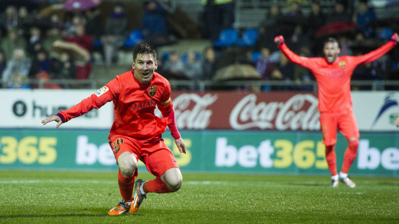 ميسي يحتفل بعد تسجيله هدفا خلال مباراة الدوري الاسباني بين نادي إيبار وبرشلونة