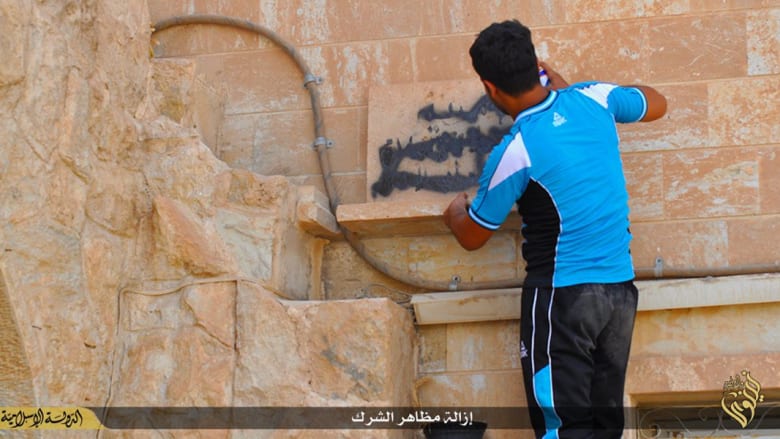 بالصور.. داعش بحملة لنزع الصلبان عن الكنائس و"إزالة مظاهر الشرك"