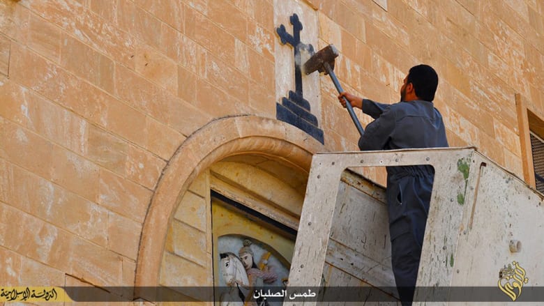 بالصور.. داعش بحملة لنزع الصلبان عن الكنائس و"إزالة مظاهر الشرك"