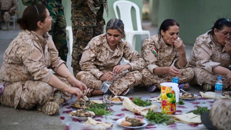 لمحة داخل حياة المقاتلات الكرديات ضد "داعش"