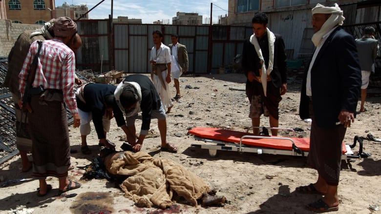 بالصور.. آثار تفجيرات المسجدين باليمن
