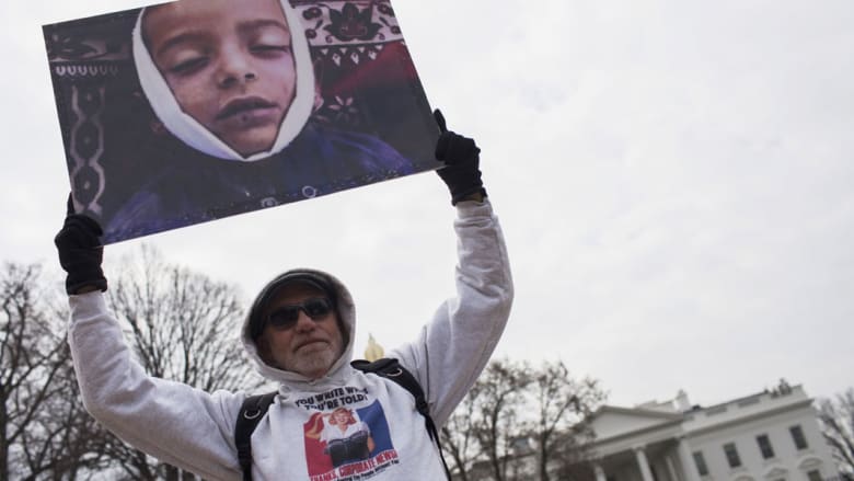 بالصور.. مئات المتظاهرين يحملون نعوشاً بأعلام عربية أمام البيت الأبيض