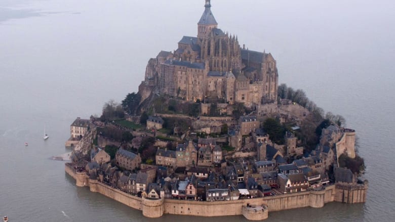 شاهدوا كيف حوصرت قلعة في فرنسا بسبب مد هائل