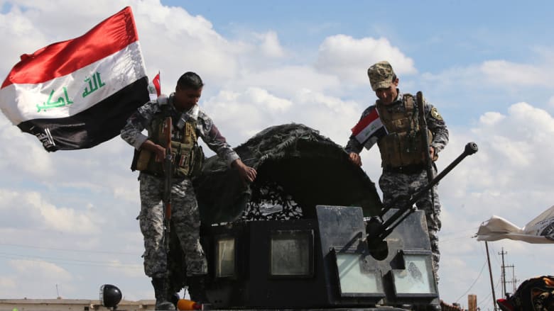 عناصر أمن عراقية بمدخل مدينة العلم، شمال تكريت