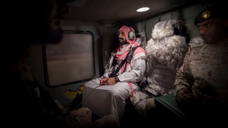 بالصور: بعد التلويح بالرد على الحوثيين.. وزير الدفاع السعودي نجل الملك سلمان يتفقد الجيش عند حدود اليمن