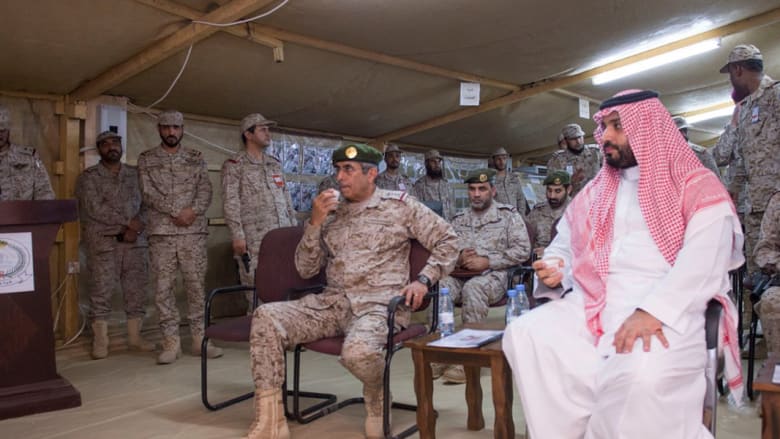 بالصور: بعد التلويح بالرد على الحوثيين.. وزير الدفاع السعودي نجل الملك سلمان يتفقد الجيش عند حدود اليمن