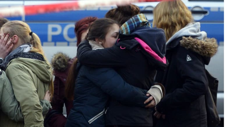 أقارب ركاب الطائرة من طلاب المدرسة في هالتيرن حيث كان 16 طالب ومعلمين على متن الطائرة الألمانية التي سقطت جنوب فرنسا 24 مارس/ آذار 2015