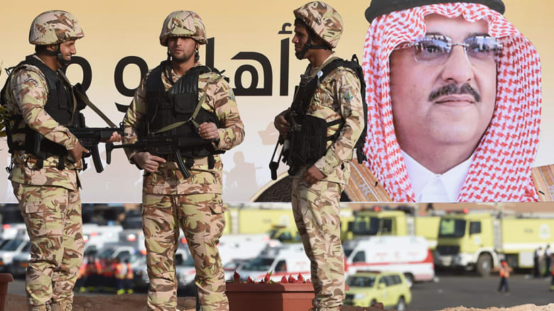 عدد من أفراد القوات السعودية الخاصة يشاركون في تدريب لمواجهة الإرهاب، في منطقة قرب عرعر شمال البلاد.