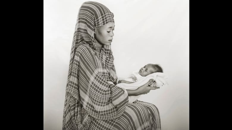 بالصور.. لاجئون يرسمون بوجوههم مأساة الأزمة السودانية 