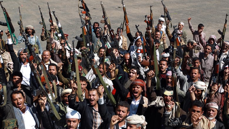 مجموعة من عناصر جماعة الحوثيين يشاركون في مظاهرة ضد الحكومة في صنعاء.