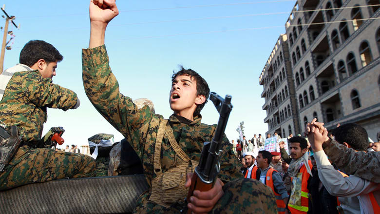 مسلح من جماعة الحوثيين يهتف ضد الحكومة.