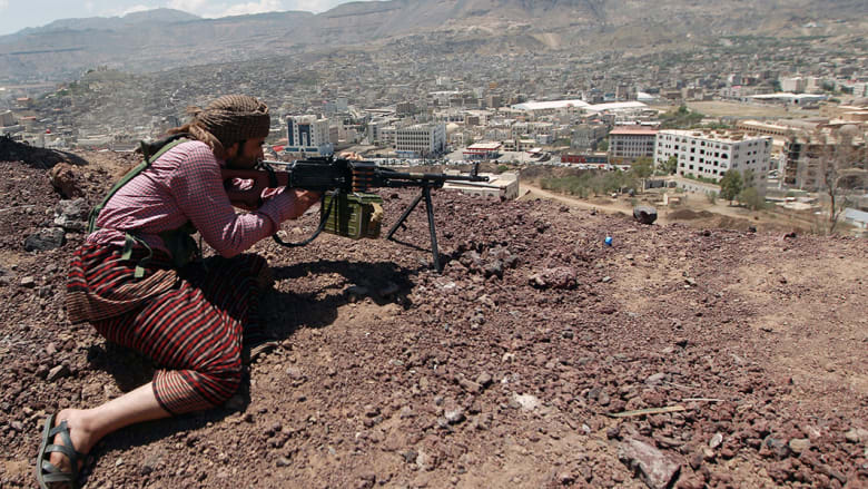 يمني من أنصار الحوثيين يتخذ موقعه في قاعدة عسكرية سيطرت عليها الجماعة. 