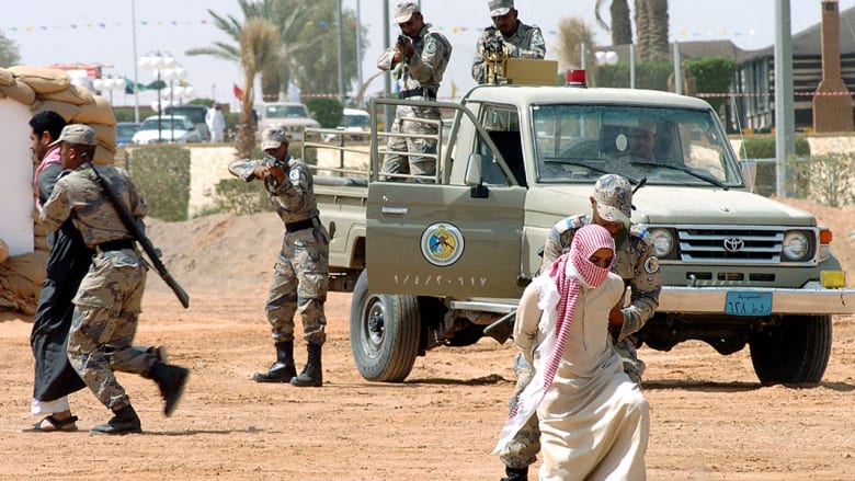 جنود سعوديون ينفذون عملية مداهمة تدريبية لمجموعة من الإرهابيين في الرياض.
