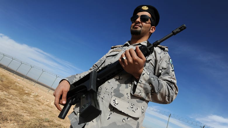 جندي سعودي يراقب منطقة حدودية مع العراق قرب عرار شمال السعودية.
