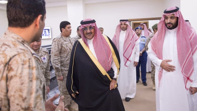 شاهد بالصور: محمد بن نايف ومحمد بن سلمان بمقر قيادة العمليات العسكرية السعودية ضد الحوثيين