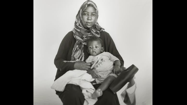 بالصور.. لاجئون يرسمون بوجوههم مأساة الأزمة السودانية 