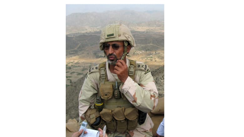 ضابط سعودي في أحد المواقع بجبل دود في الخوبة جنوب جازان 27 يناير/ كانون الثاني 2010 بعد انسحاب مقاتلي الحوثي