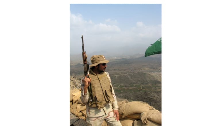 جندي سعودي يقف في موقع عسكري في جبل دود في الخوبة بمنطقة جيزان على الحدود مع اليمن 27 يناير/ كانون الثاني 2010