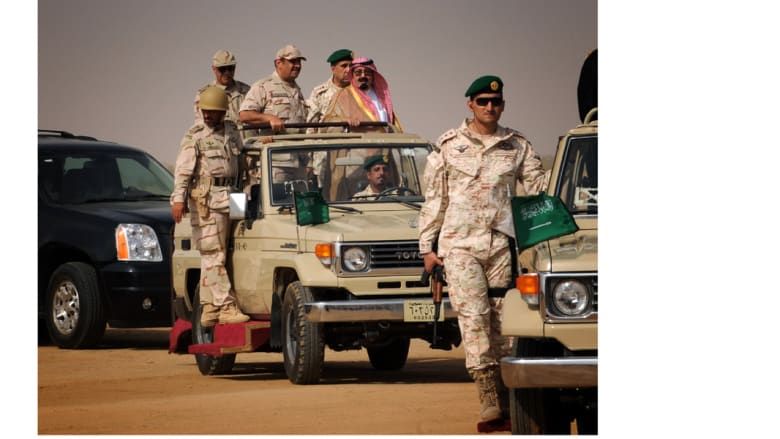 العاهل السعودي الراحل الملك عبدالله بن عبدالعزيز يزور جبهة القتال مع الحوثيين في جيزان بعد 4 أسابيع من المعارك، ديسمبر/ كانون الأول 2009 