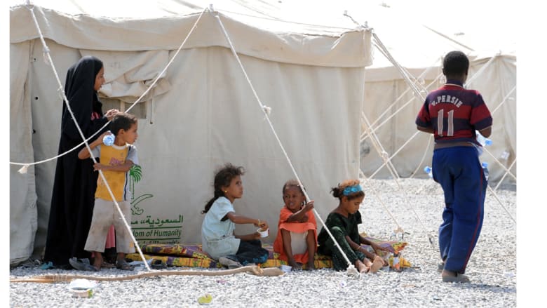 أطفال يجلسون في مخيم بمنطقة جيزان نزح اليه يمنيون وسعوديون من المناطق التي تدور فيها المعارك بين الحوثيين والجيش السعودي 16 نوفمبر/ تشرين الثاني 2009  