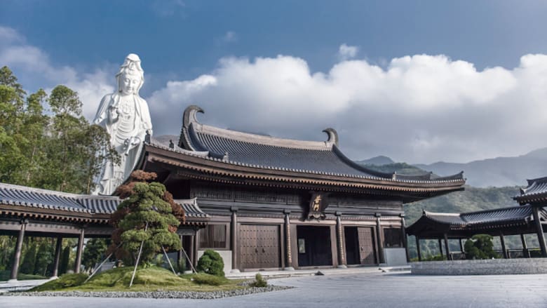 أغنى رجل في آسيا يمول بناء معبد بوذي بغرف نوم مضادة للرصاص للشخصيات المهمة