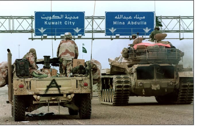 دبابات سعودية وعربات همفي أمريكية، تتوجه إلى الكويت خلال عملية عاصفة الصحراء، 21 فبراير/ شباط 1991