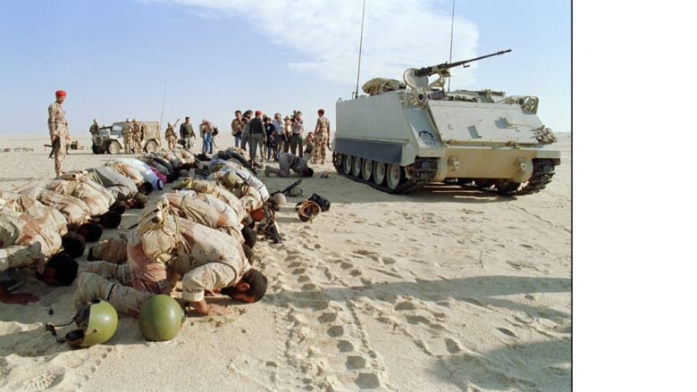 جنود سعوديون يتوقفون للصلاة خلال عاصفة الصحراء