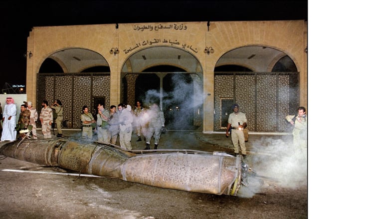جنود سعوديون يتفقدون حطام صاروخ سكود عراقي سقط في الرياض 22 يناير/ كانون الثاني 1991 