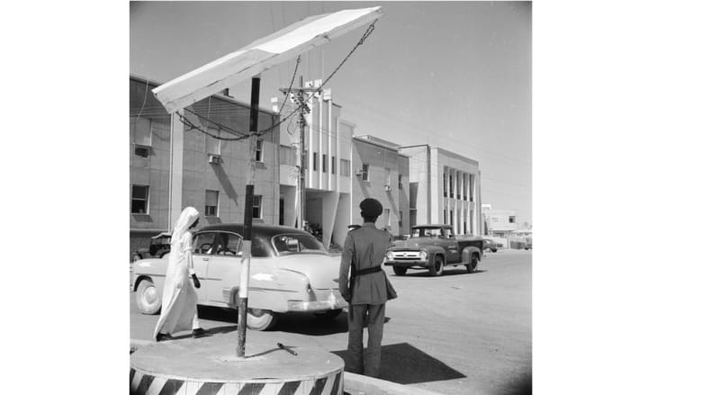 شرطي أمام مبنى إدارة الشرطة في العاصمة السعودية الرياض 1956