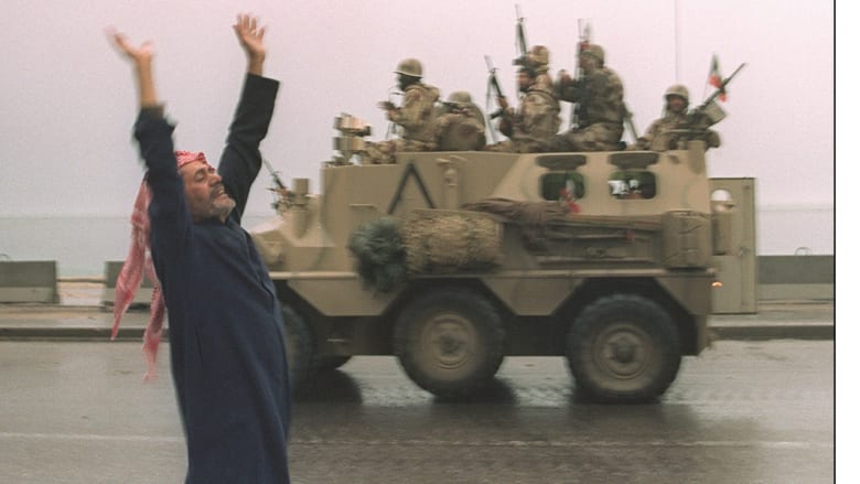 مدني كويتي يحيي جنودا سعوديين بعد دخول قوات التحالف إلى الكويت 27 فبراير/ 1991 