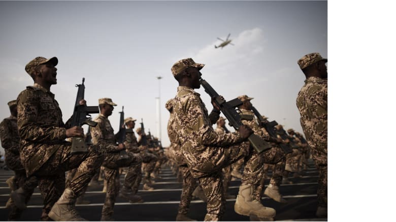 الشرطة الخاصة السعودية في عرض بالزي العسكري في مكة ، 28 سبتمبر/ أيلول 2014