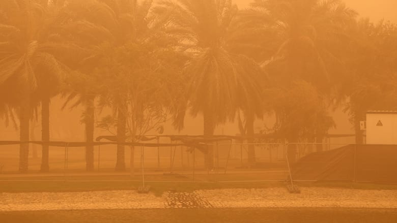عاصفة رملية قوية تضرب مدينة دبي