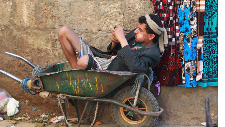 يمني يجلس في عربة في سوق صنعاء القديمة، 30 مارس/ آذار 2015