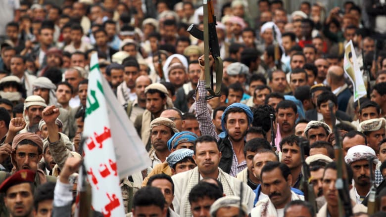 مظاهرة حاشدة في صنعاء تأييدا نظمها أنصار الحوثي في صنعاء، يحملون خلالها اسلحتهم، فيما يظهر عدد كبير منهم وهم يمضغون القات، 26 مارس/ آذار 2015