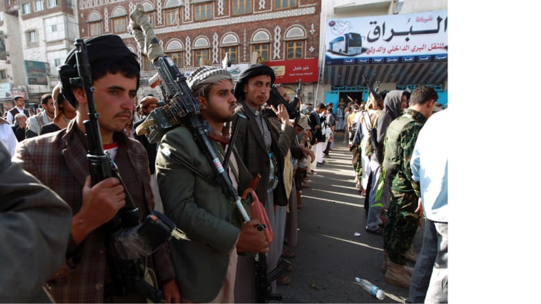 مسلحون قبليون موالون لعبدالملك الحوثي يحملون السلاح في مظاهرة بصعناء، 1 أبريل/ نيسان 2015
