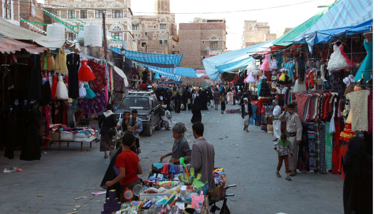 يمنيون يعبرون سوق صنعاء القديمة ، 30 مارس/ آذار 2015