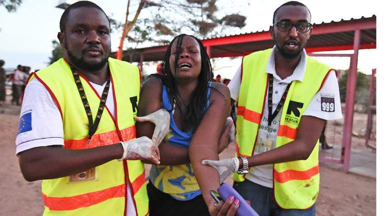 مساعدون طبيون يساعدون طالبة مصالة في هجوم الجامعة ، غاريسا - كينيا، 2 أبريل/ نيسان 2015