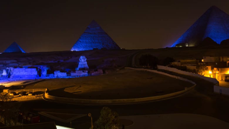 بالصور.. ما سر اللون الأزرق الذي يكسو أبو الهول وأهرامات الجيزة بمصر؟