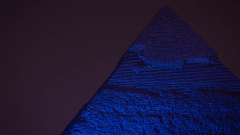 بالصور.. ما سر اللون الأزرق الذي يكسو أبو الهول وأهرامات الجيزة بمصر؟