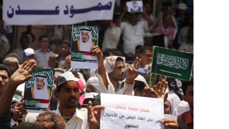 متظاهرون في مدينة تعز اليمنية يرفعون صور الملك سلمان وشعارات شكر على "إنقاذ اليمن"، 1 أبريل / نيسان