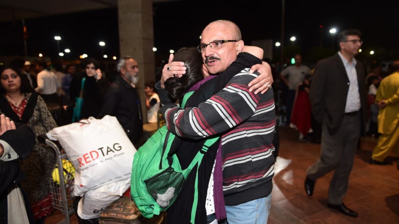 سيده باكستانية أجليت من اليمن يستقبلها أقاربها في مطار ننظير الدولي في إسلام أباد ، 30 مارس / آذار 2015